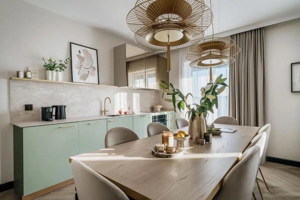 Jadalnia z aneksem kuchennym w apartamencie Millou